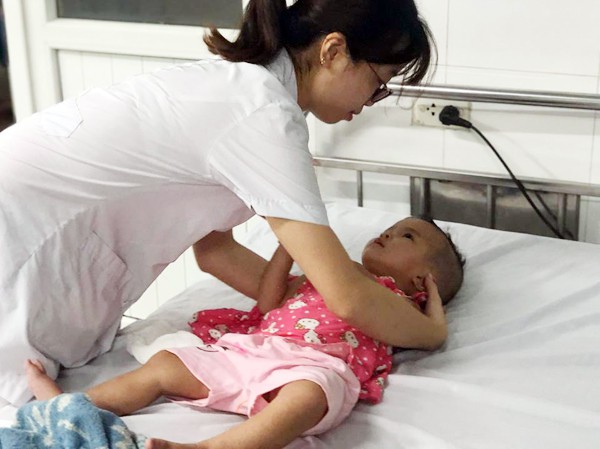 Hà Nội: Tìm người thân cho bé gái 15 tháng tuổi bị bỏ rơi tại công viên Hòa Bình trong tình trạng sốt cao