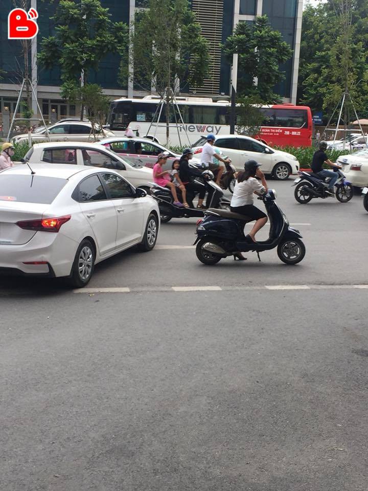 Hà Nội: Người phụ nữ dừng xe giữa đường buôn điện thoại, mặc kệ dòng đời qua lại tấp nập