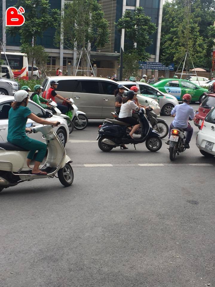 Hà Nội: Người phụ nữ dừng xe giữa đường buôn điện thoại, mặc kệ dòng đời qua lại tấp nập