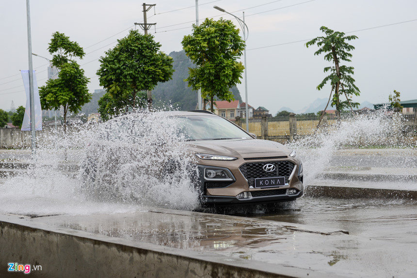 Hyundai Kona: Nhiều công nghệ, động cơ khỏe, giá cao hơn EcoSport
