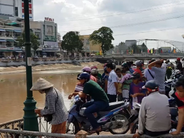 Nữ sinh lớp 9 trầm mình xuống sông trước cổng trường