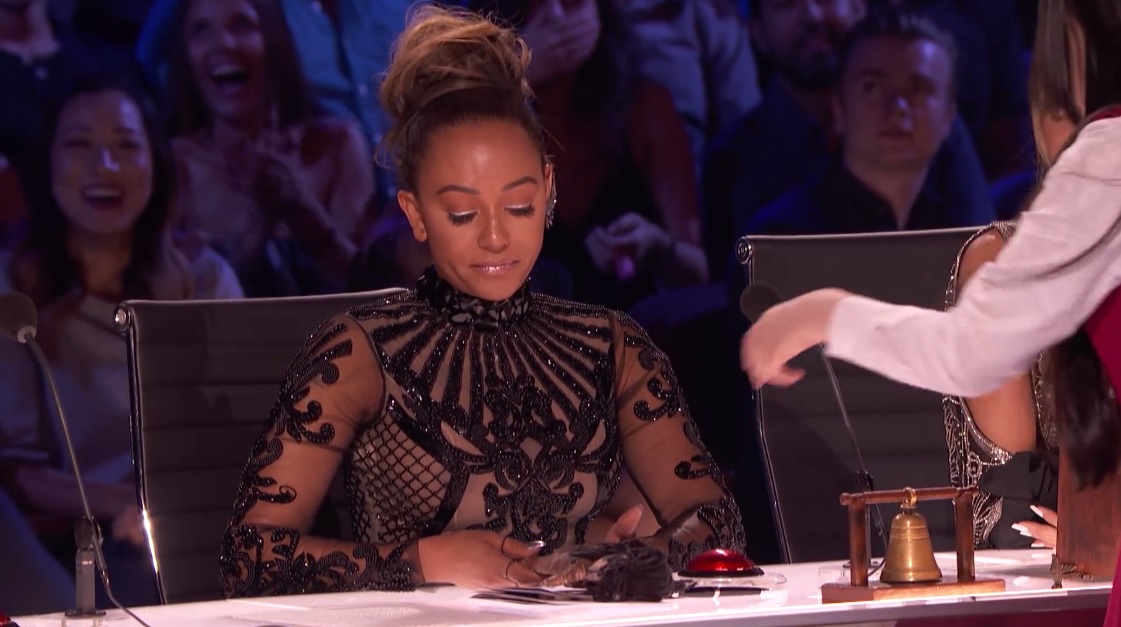 Americas Got Talent: Ma nữ Riana gọi chị em lên dọa Mel B nhưng cuối cùng chính bản thân lại phải chạy trốn