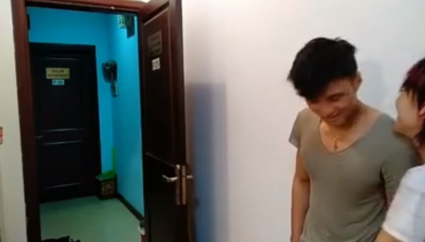 Vợ đưa HLV tập gym về phòng rồi thản nhiên cười đùa thách thức khi bị chồng bắt quả tang: Người dân nhà trọ nói gì?