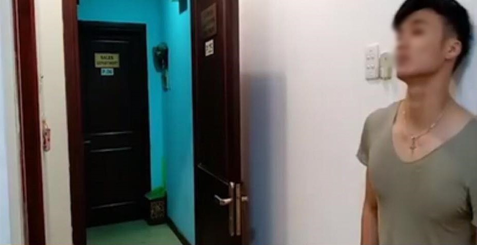 Vợ đưa HLV tập gym về phòng rồi thản nhiên cười đùa thách thức khi bị chồng bắt quả tang: Người dân nhà trọ nói gì?