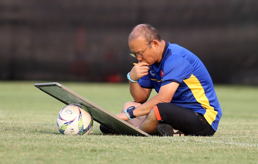 HLV Park Hang-seo suy tư tìm cách hạ Bahrain