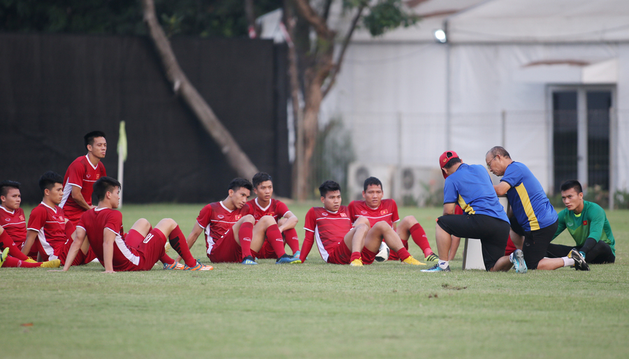 HLV Park Hang-seo suy tư tìm cách hạ Bahrain