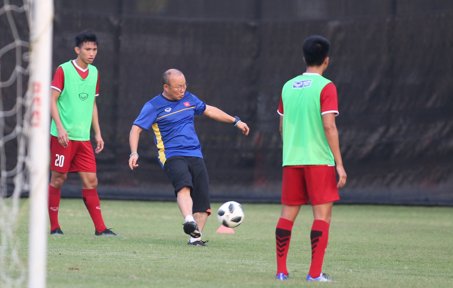 HLV Park Hang-seo suy tư tìm cách hạ Bahrain