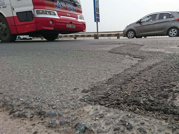 Mặt cầu Thăng Long còn lâu mới hết ổ gà, nứt toác?