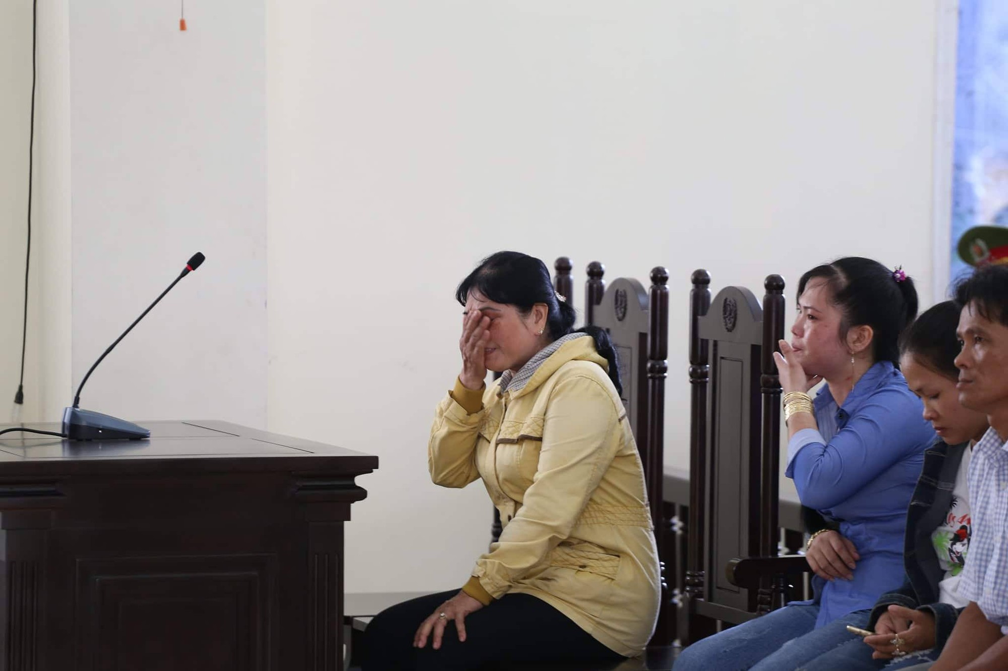 Vụ vợ giết chồng, phân xác phi tang: Mẹ bị cáo khóc nghẹn, xin tòa giảm nhẹ hình phạt cho con