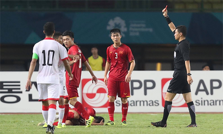 HLV Bahrain: Việt Nam đã mạnh, còn được trọng tài giúp