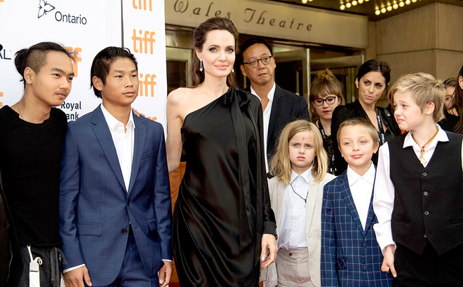 Angelina Jolie và Brad Pitt đạt thỏa thuận ly hôn tạm thời
