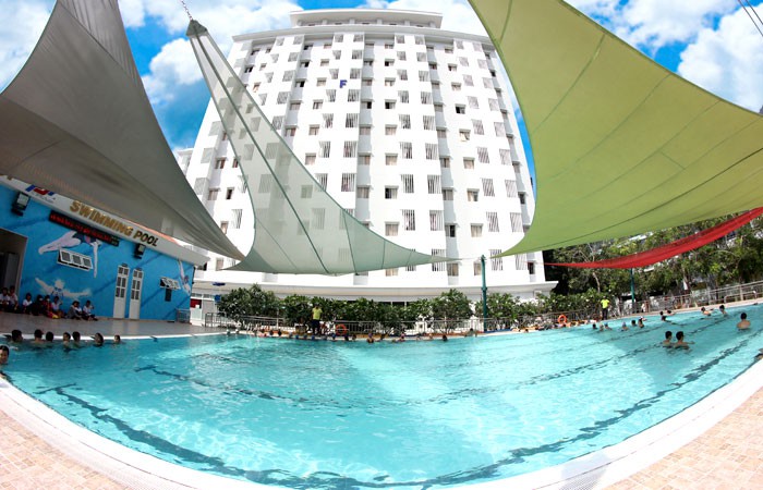 Clip học bơi... trên đường của sinh viên đại học gây xôn xao MXH