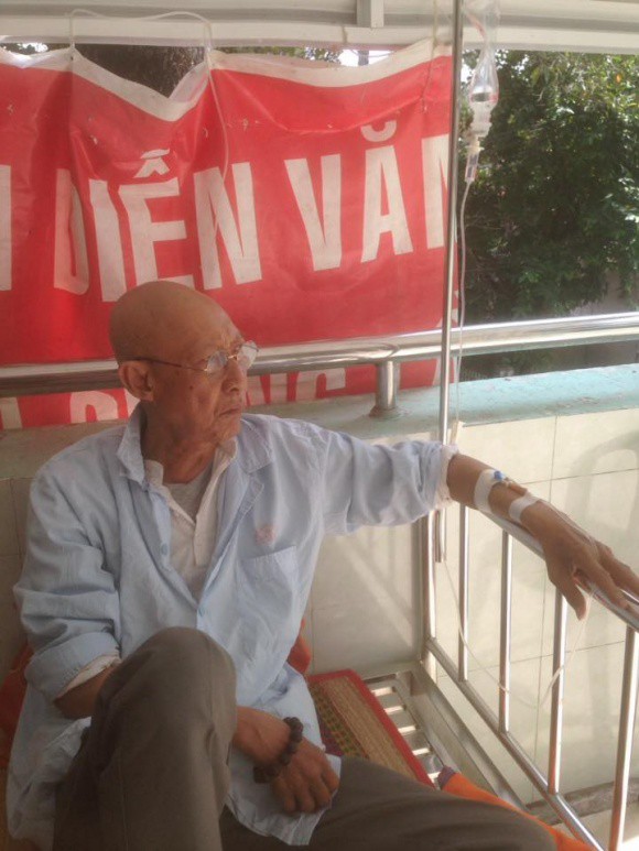 Làng giải trí lại thêm tin dữ: Nghệ sĩ kỳ cựu Lê Bình bị ung thư phổi, điều trị cùng bệnh viện với Mai Phương