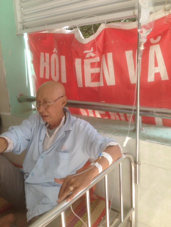 Làng giải trí lại thêm tin dữ: Nghệ sĩ kỳ cựu Lê Bình bị ung thư phổi, điều trị cùng bệnh viện với Mai Phương