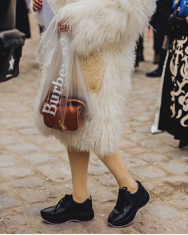 Túi nhựa trong tiếp tục khuấy đảo xu hướng mùa thu