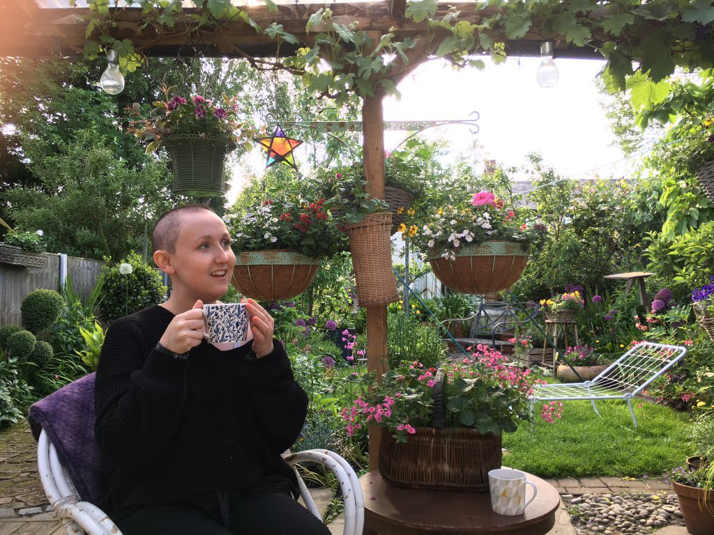 Cô gái 23 tuổi tưởng bụng phình to là do mang thai, ngờ đâu lại là dấu hiệu cảnh báo căn bệnh ung thư buồng trứng