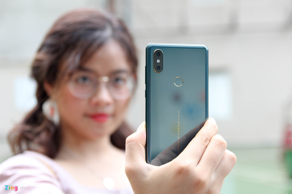 Xiaomi Mi Mix 2S màu xanh ngọc lục bảo về VN, giá 16,6 triệu đồng