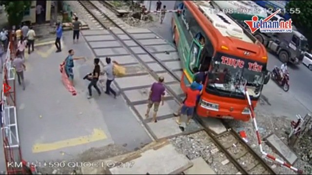 Xe khách Thanh Hóa lao thẳng đường ray: Tài xế cúi xuống nghe điện thoại