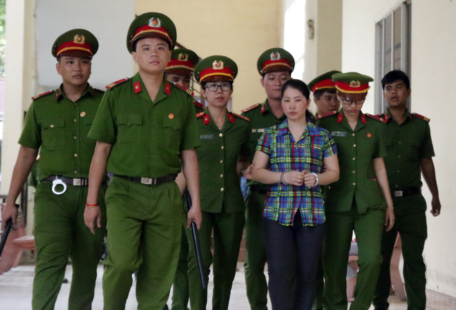 Hình ảnh giằng xé ở phiên xử vợ phân xác chồng phi tang tại Bình Dương