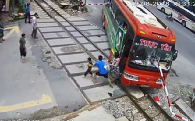 Xử phạt tài xế xe khách lao thẳng vào gác chắn tàu trên quốc lộ