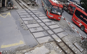 Xử phạt tài xế xe khách lao thẳng vào gác chắn tàu trên quốc lộ Xử phạt tài xế xe khách lao thẳng vào gác chắn tàu trên quốc lộ