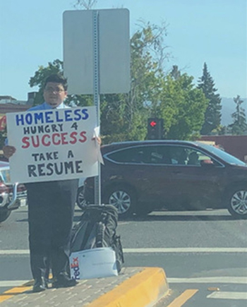 Đứng tìm việc trên phố, chàng trai vô gia cư Mỹ được 200 công ty mời làm