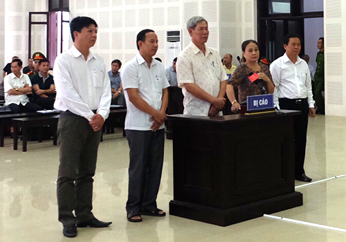 Ba cựu công chức hải quan lãnh án vụ buôn lậu gỗ 63 tỷ đồng