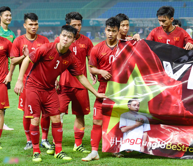 Đỗ Hùng Dũng xúc động khi được đồng đội tri ân theo cách đặc biệt