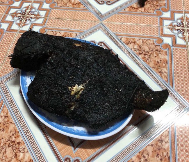 Gái đảm trổ tài nướng cá, tưởng đãi cả nhà bữa ngon, ai dè dân mạng lại vui miệng đặt tên mỹ nhân ngư bóng đêm