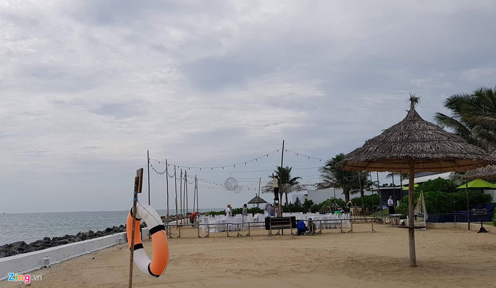 Không gian lễ đính hôn trên bờ biển của Trường Giang - Nhã Phương