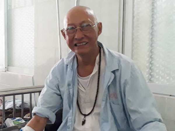 Nghệ sĩ Lê Bình nằm giường hành lang 200.000 đồng trị ung thư