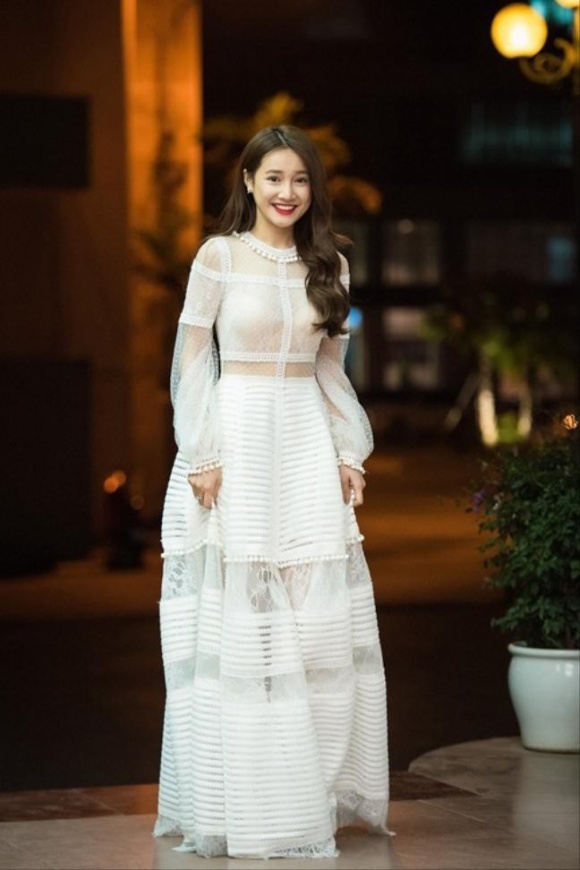 Váy cưới của Nhã Phương chính thức lộ diện, điệu đà như váy công chúa và mất 20 ngày để thực hiện