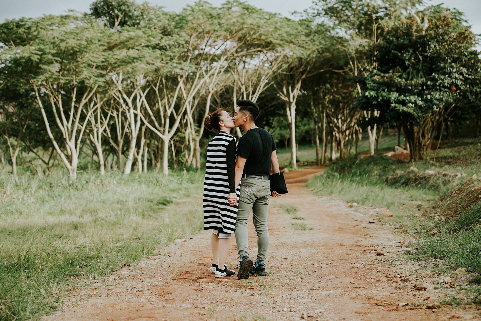 Phan Hiển, Khánh Thi trao nhau nụ hôn ngọt ngào sau tin đồn lục đục