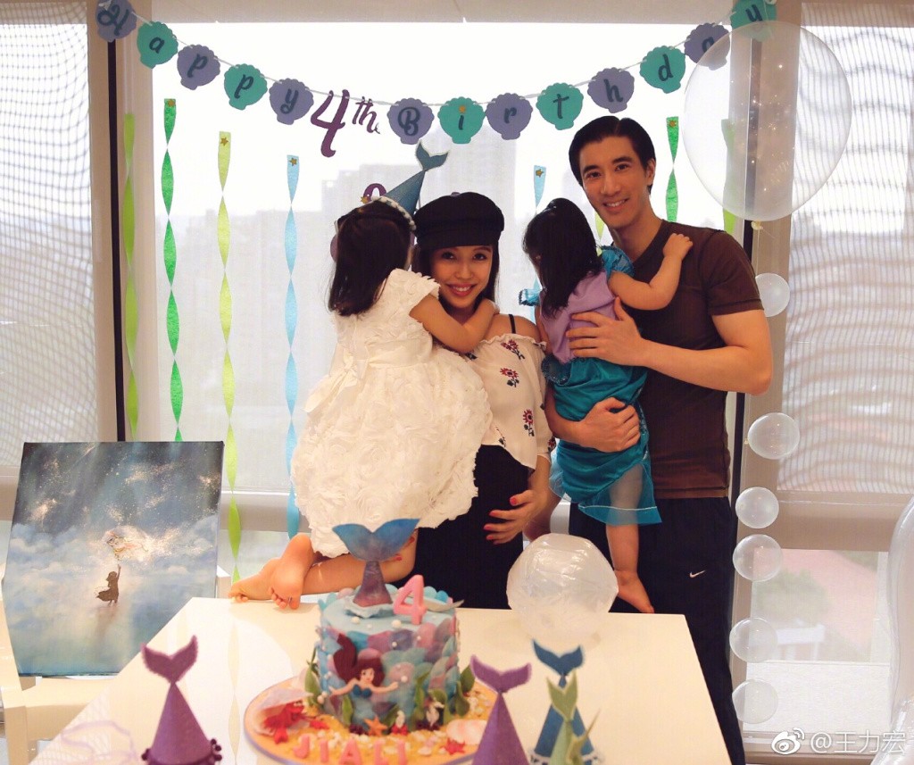Vương Lực Hoành hạnh phúc thông báo bà xã hạ sinh quý tử sau khi có 2 nàng công chúa