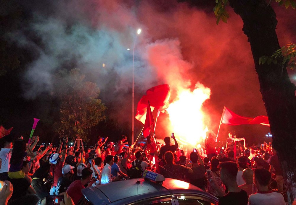 Video: Đốt pháo sáng khắp Hồ Gươm mừng chiến thắng của U23 Việt Nam