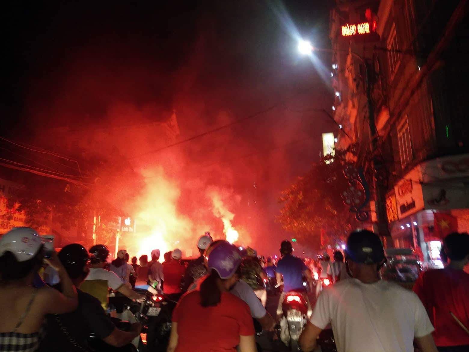 Video: Đốt pháo sáng khắp Hồ Gươm mừng chiến thắng của U23 Việt Nam