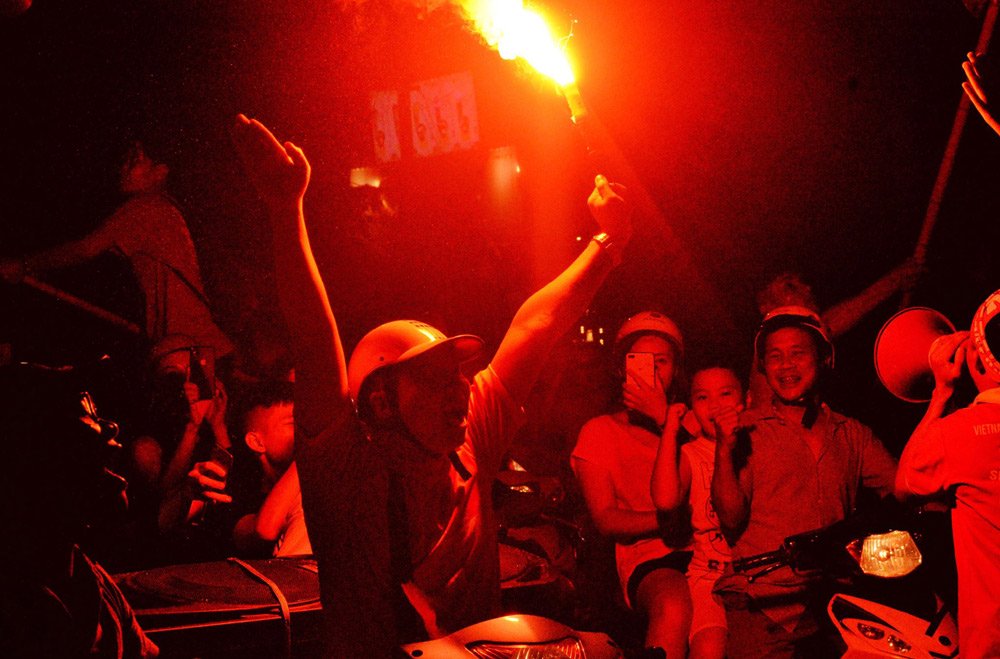 Video: Đốt pháo sáng khắp Hồ Gươm mừng chiến thắng của U23 Việt Nam