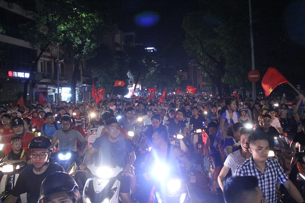 Video: Đốt pháo sáng khắp Hồ Gươm mừng chiến thắng của U23 Việt Nam