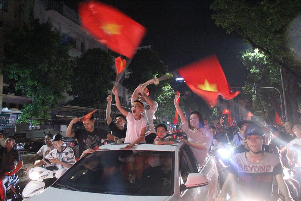 Video: Đốt pháo sáng khắp Hồ Gươm mừng chiến thắng của U23 Việt Nam