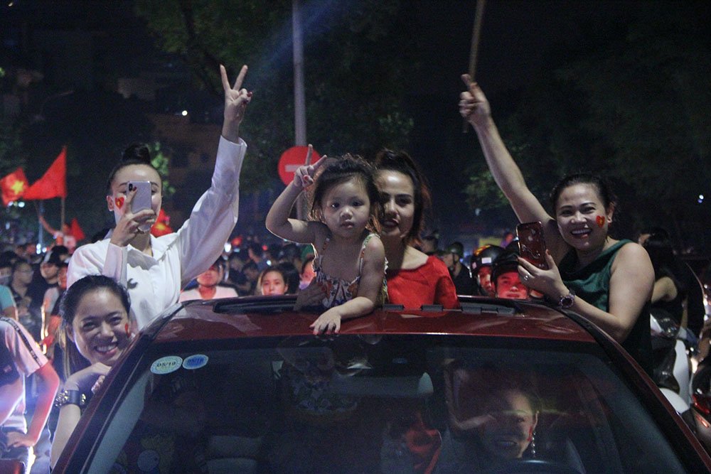 Video: Đốt pháo sáng khắp Hồ Gươm mừng chiến thắng của U23 Việt Nam