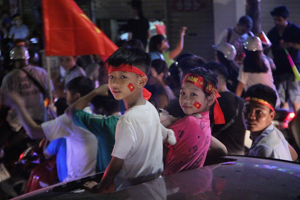 Video: Đốt pháo sáng khắp Hồ Gươm mừng chiến thắng của U23 Việt Nam