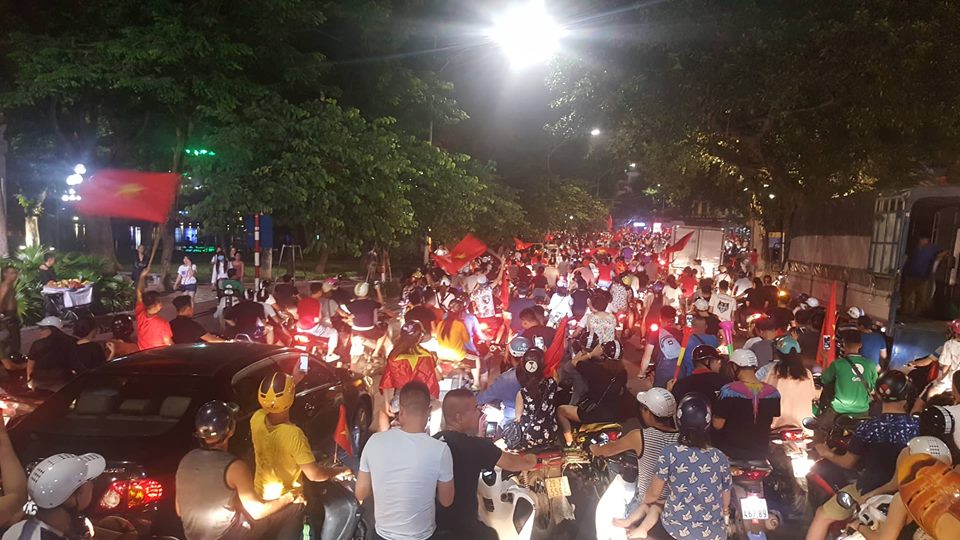 Video: Đốt pháo sáng khắp Hồ Gươm mừng chiến thắng của U23 Việt Nam