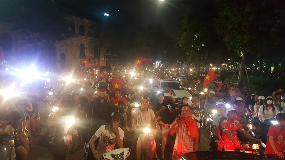 Video: Đốt pháo sáng khắp Hồ Gươm mừng chiến thắng của U23 Việt Nam