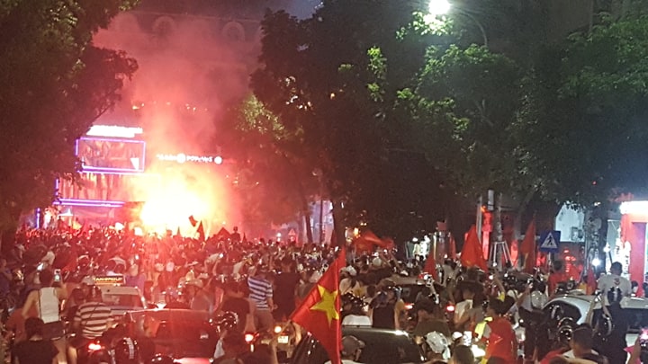 Video: Đốt pháo sáng khắp Hồ Gươm mừng chiến thắng của U23 Việt Nam