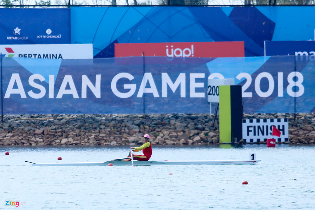 Tuyển rowing Việt Nam ôm chầm lấy chuyên gia Australia sau tấm HCB