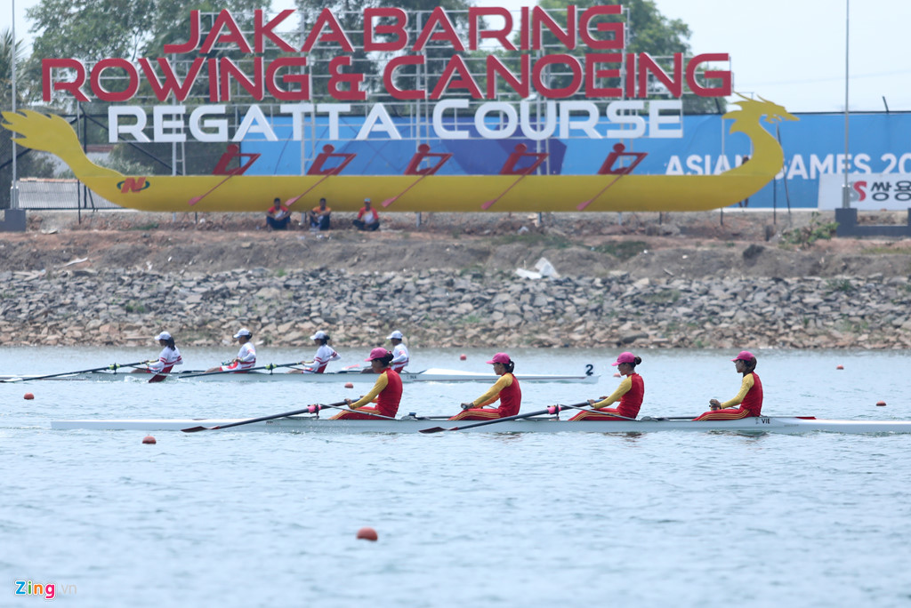 Tuyển rowing Việt Nam ôm chầm lấy chuyên gia Australia sau tấm HCB