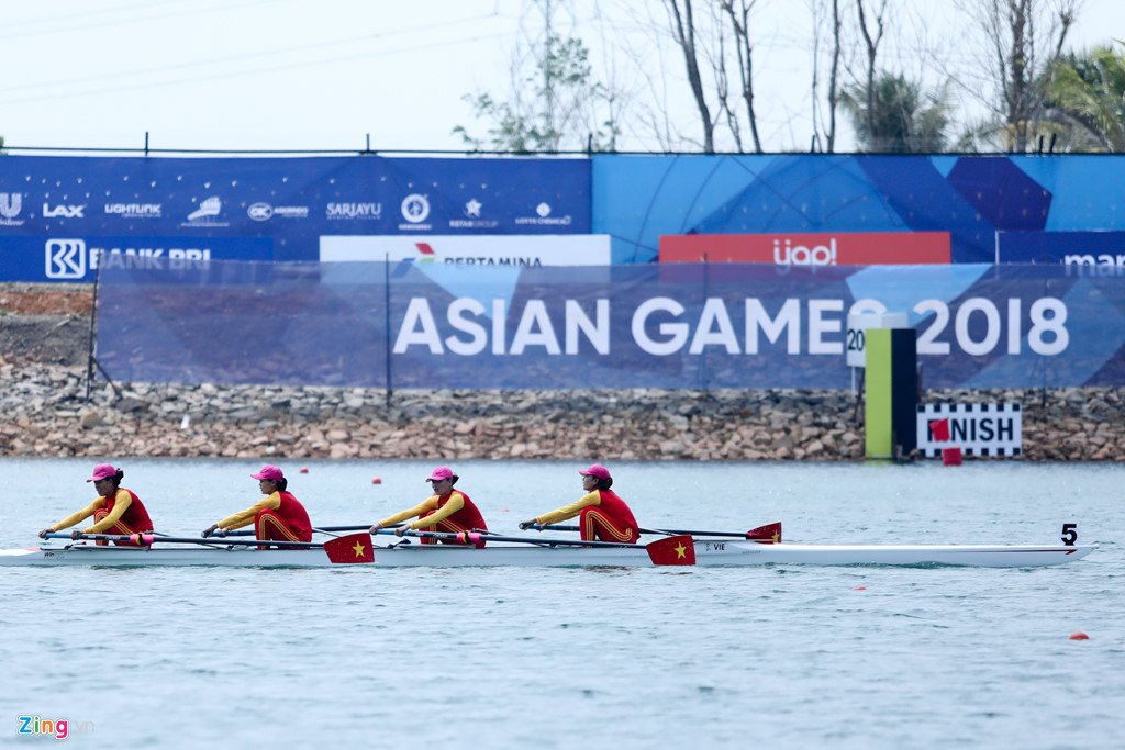 Tuyển rowing Việt Nam ôm chầm lấy chuyên gia Australia sau tấm HCB