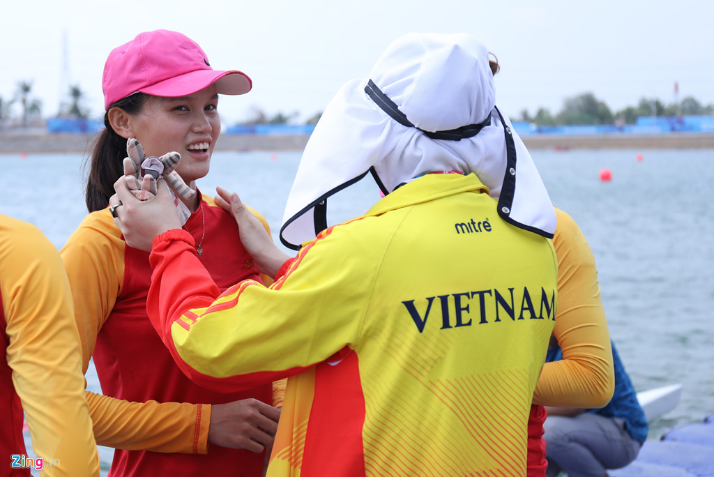 Tuyển rowing Việt Nam ôm chầm lấy chuyên gia Australia sau tấm HCB