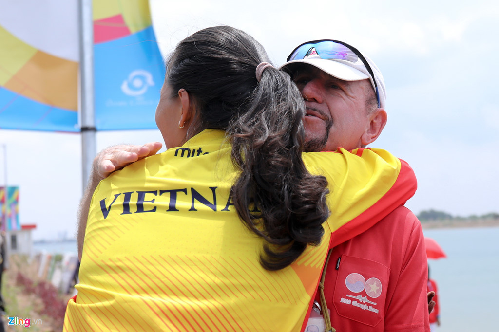 Tuyển rowing Việt Nam ôm chầm lấy chuyên gia Australia sau tấm HCB