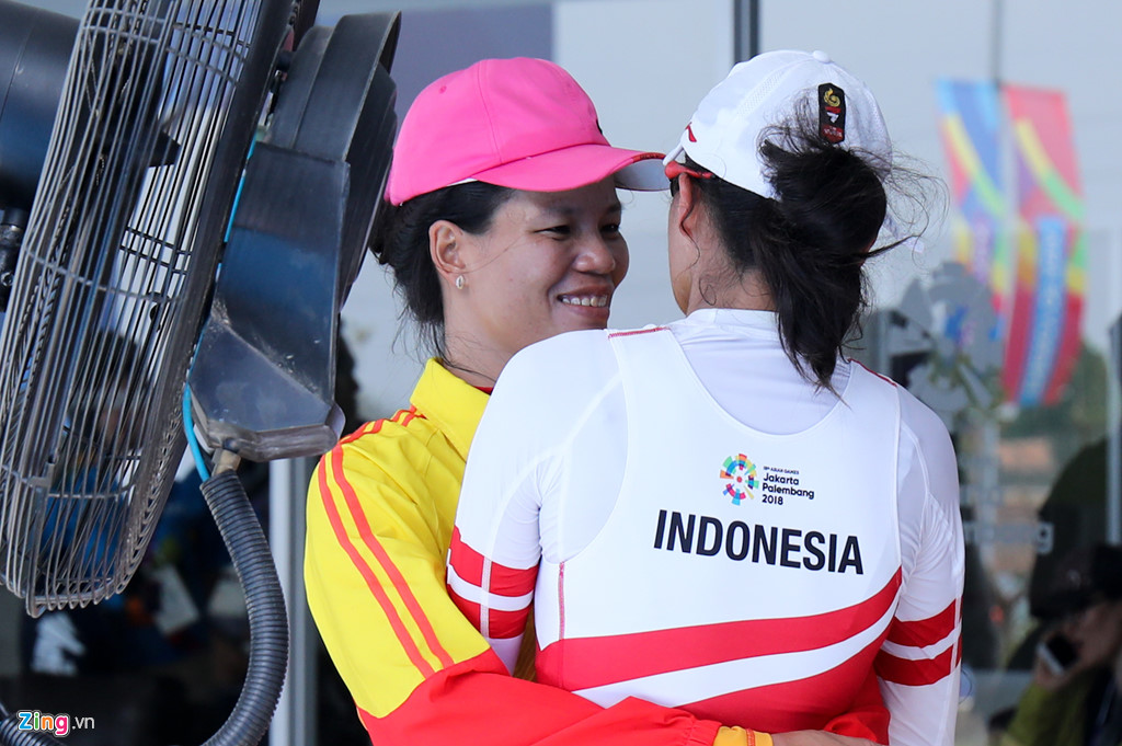 Tuyển rowing Việt Nam ôm chầm lấy chuyên gia Australia sau tấm HCB